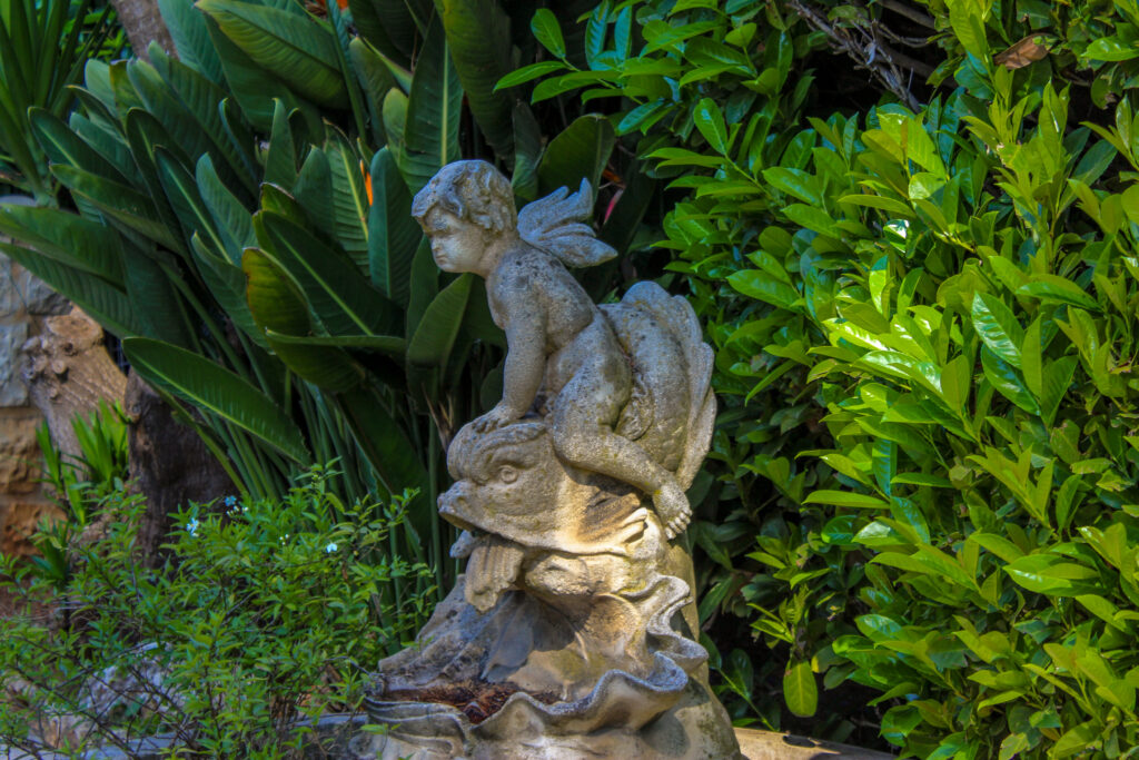 Statue décorative dans un jardin sur la Côte d'Azur