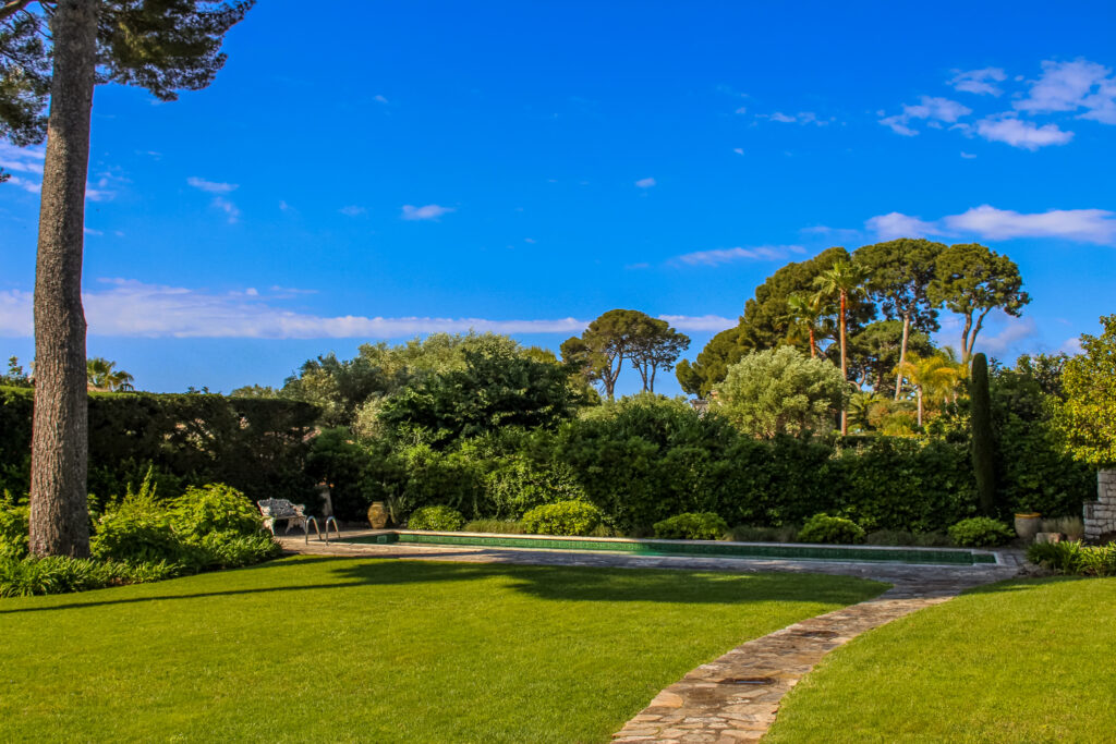 Vue d'ensemble d'un jardin au Cap d'Antibes